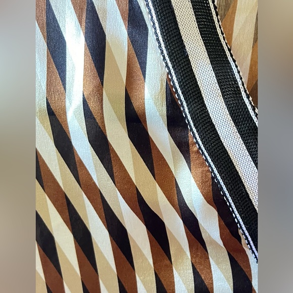 Lux lightweight silk tunic in dimensional pattern. Italian 48, US 12. - Picture 10 of 11